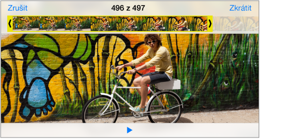 Video s prohlížečem snímků podél horního okraje. V pravém horním rohu se nachází tlačítko zkrácení.