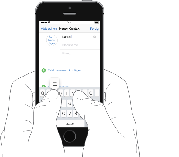 Darstellung der Texteingabe. Das iPhone wird mit zwei Händen gehalten, jeder Daumen befindet sich über der Tastatur. Beim Tippen auf eine Taste wird der jeweilige Buchstabe über der Taste angezeigt.