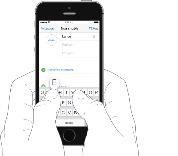Κείμενο που πληκτρολογείται. Το iPhone κρατιέται με δύο χέρια και ο κάθε αντίχειρας είναι τοποθετημένος επάνω από το πληκτρολόγιο. Το γράμμα που αγγίζει το δάχτυλο εμφανίζεται πάνω από το πλήκτρο.
