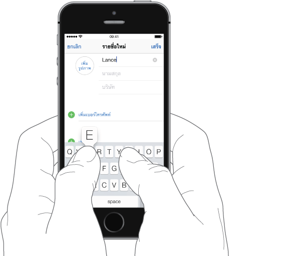 กำลังป้อนข้อความโดยถือ iPhone ด้วยสองมือ โดยนิ้วโป้งแต่ละนิ้ววางอยู่เหนือแป้นพิมพ์ ตัวอักษรที่ป้อนอยู่จะปรากฏด้านบนแป้นนั้น
